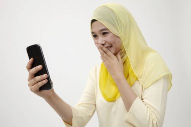 Malay kadın holding akıllı kullanarak telefon kendi kendine portre