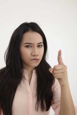 Genç kızgın kadın işaret eden bir parmağa kamera portresi  