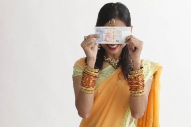 Singapur para tutan sari Hintli kadın  