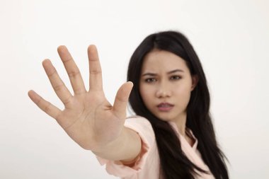 Malay kadın beyaz arka plan, odak üstünde belgili tanımlık palmiye dur işareti yapma