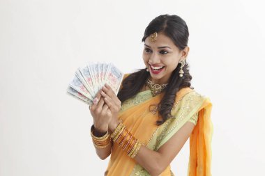 Singapur para tutan sari Hintli kadın  