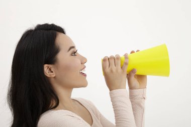 beyaz zemin üzerine sarı megafon kullanan malay kadın 
