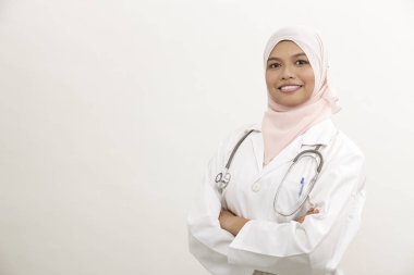 Beyaz arka plan üzerinde Malay kadın doktor