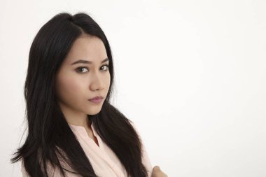 kızgın bir malay kadın yan görünüm