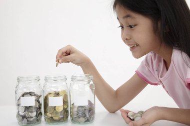 küçük paralar ile üç kaydetme kavanoz