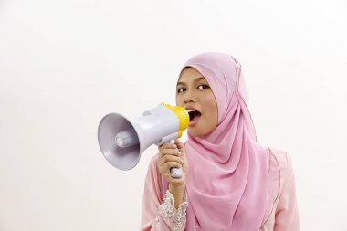 beyaz izole bir açıklama yapma bir megafon içine malay bilen bir kadın