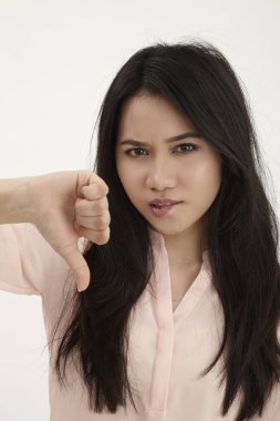 Beyaz arka plan üzerinde başparmak ile kızgın malay kadın