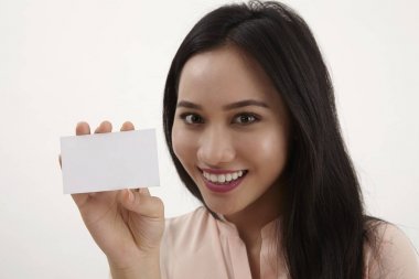 boş boş kağıt kartı metin için kopya yer işaretiyle gösterilen kadın. Beyaz arka plan üzerinde izole kadın modeli. 