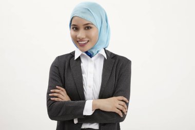 Malay kameraya kendine güvenen ile seyir tudung kadınla 