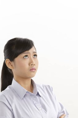 beyaz zemin üzerine düşünceli Asyalı