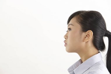 Beyaz arka plan üzerinde Asyalı kadın yan görünüm