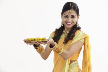 Hintli kadın diyas bir tepsi tutarak göz alıcı geleneksel giyim