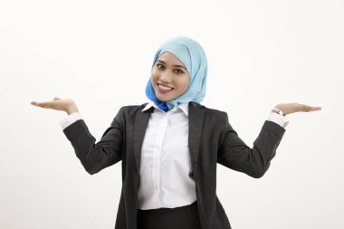 Avantajları ve dezavantajları göstermek genç iş kadını görünümünü sorgulayıcı