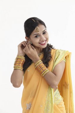 Takı ve sari giyen güneyde Hint bir kadın portresi