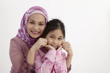   Anne ve kızı sarılma resmi