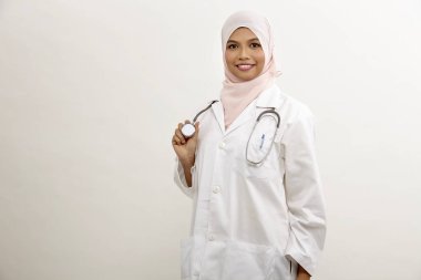 Beyaz arka plan üzerinde Malay kadın doktor