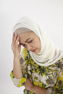 Malay kadın korkunç bir baş ağrısı acı