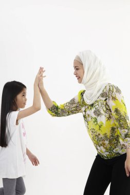 Beş, anne ve kızı vermek