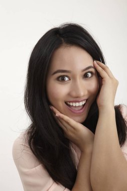 Kameraya el yüz çevresinde ile arayan malay kadın portresi