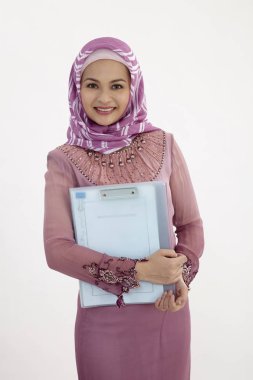 belgeleri holding baju kurung giyen malay kadın