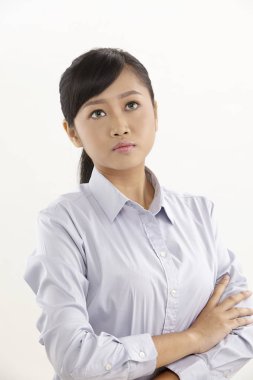 beyaz zemin üzerine düşünceli Asyalı