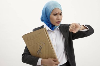 yığın belgeleri tutan malay iş kadın endişeli