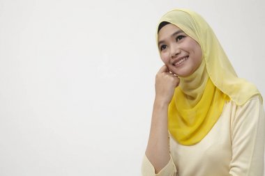 Düşünme malay kadın kadar izole üzerinde beyaz arka plan arıyor