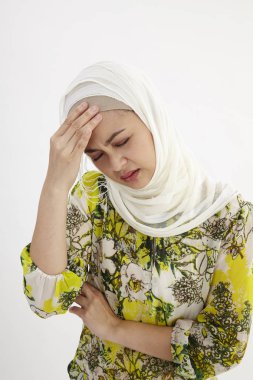Malay kadın korkunç bir baş ağrısı acı