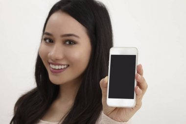 Malayca kadına smartphone üzerinde boş bir ekran göster 