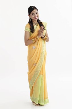 Tam uzunlukta tebrik bir Kızılderili kadın portresi