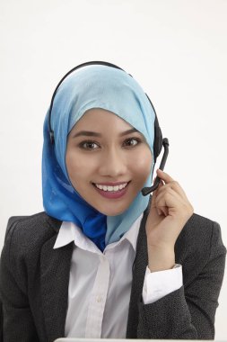 Beyaz arka plan üzerinde poz tudung giyen malay resepsiyonist 