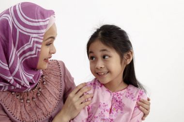   Anne ve kızı sarılma resmi