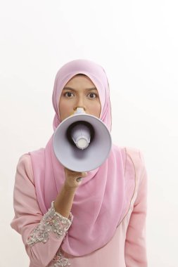 beyaz izole bir açıklama yapma bir megafon içine malay bilen bir kadın