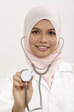 Beyaz arka plan üzerinde Malay kadın doktor