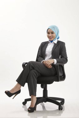 Malay confidient ile kameraya bakarak tudung kadınla