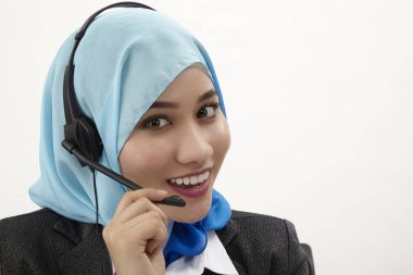 Beyaz arka plan üzerinde poz tudung giyen malay resepsiyonist 