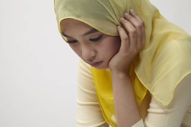 mutsuz kadın oturuyordu aşağı seyir