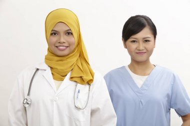 Asyalı hemşire ve doktor beyaz zemin üzerine