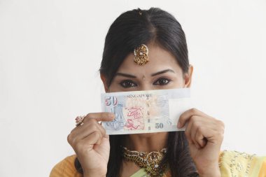 Singapur para tutan sari Hintli kadın  