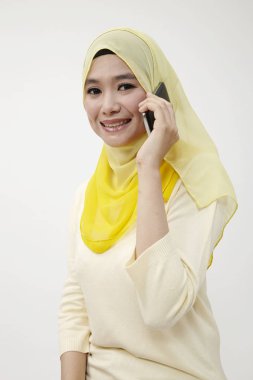 Telefonda konuşurken Malay kadın 