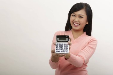 hesap makinesi görünümünü gösteren malay kadın