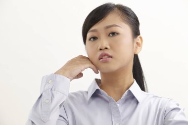 Beyaz arka plan üzerinde Asyalı kadın portresi