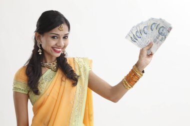 Singapur para tutan sari Hintli kadın  