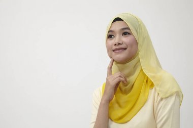 Düşünme malay kadın kadar izole üzerinde beyaz arka plan arıyor