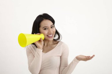 beyaz zemin üzerine sarı megafon kullanan malay kadın 