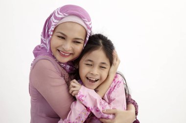   Anne ve kızı sarılma resmi