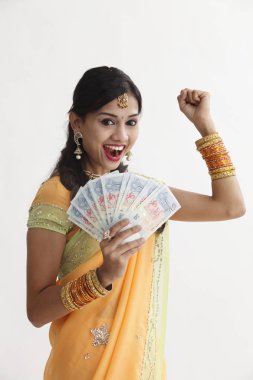 Singapur para tutan sari Hintli kadın  