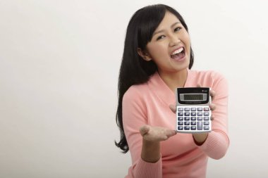 hesap makinesi görünümünü gösteren malay kadın