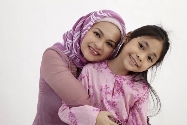   Anne ve kızı sarılma resmi