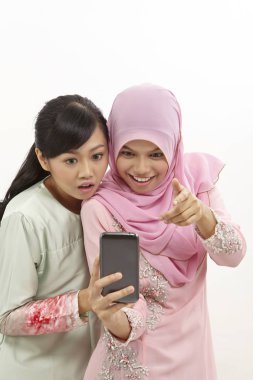 akıllı telefon olan iki mutlu genç Müslüman kadın